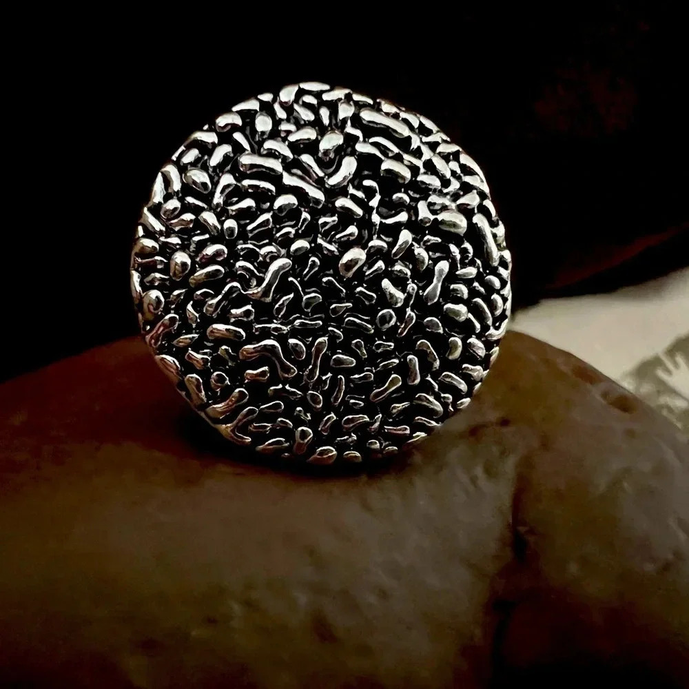 Ring- silver round disc accent ring. Size: 7